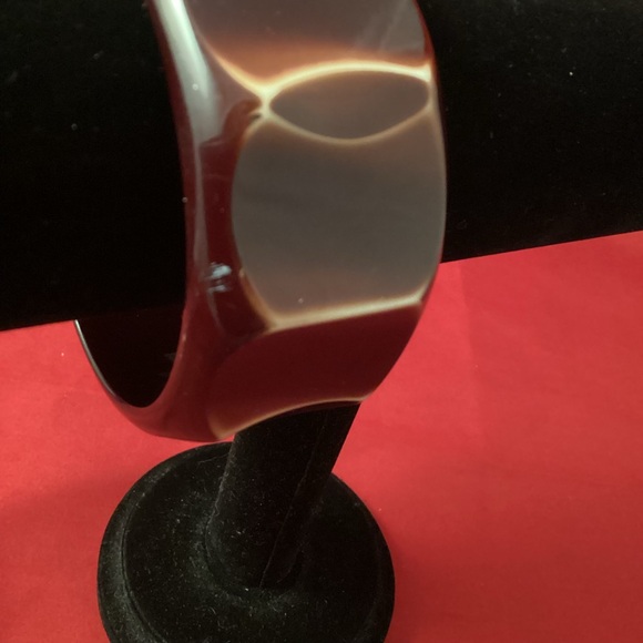 Large Brown and cream plastic bangle - Picture 3 of 11